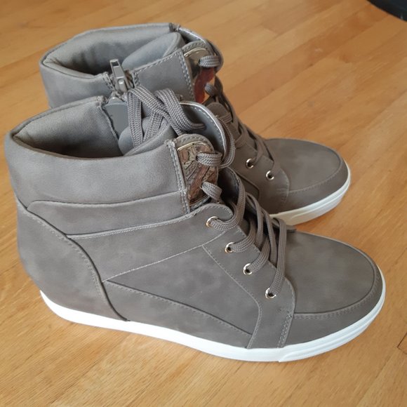 NWOT - Unworn Beige Shoes - Picture 4 of 9